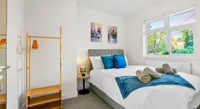 3 Bed & Sleeps 8, Free Parking - 15 mins from Tottenham Stadium By Stay Aura Holiday Lets London - Image 2