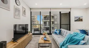 Liverpool 2 bedroom apartment with convenient transportation and surrounded by food - Image 2