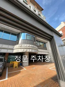 Hotel Lux - Image 2