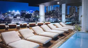 Entire flat w infinity pool and 5m walk to Fort Valley station - Image 2