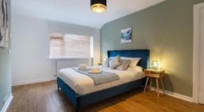 Large-2 Bed House-Free Parking - Image 2