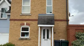 Entire Family Entertainment Holiday Home - 3 x Floors - Free Parking - Games Room - Private Garden - Workspace and Wifi 112mb - Self Check-in - Image 3