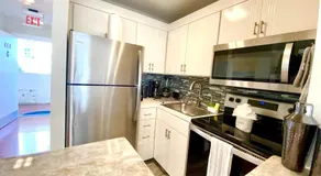 Modern waterfront apartment with Miami Skyline view, free parking 5 mins drive to Miami Beach - Image 4