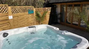 Stunning cottage with hot tub - Image 5