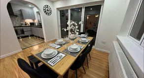 Luxury 5-bed Bungalow, Hot Tub, Games & Gated Parking - Image 3
