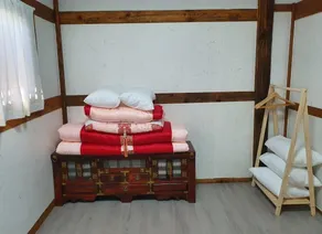 Jeonju Hanok Maeul Daeseung Jeongdam Hanok Dockchae Pension - Image 1
