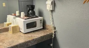 Pratt Budget Inn - Image 2