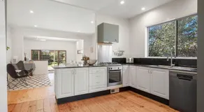 Spacious 3BR Katoomba Cottage King Bed, Fireplace, Child & Pet Friendly & Large Fully Fenced Backyard - Image 3