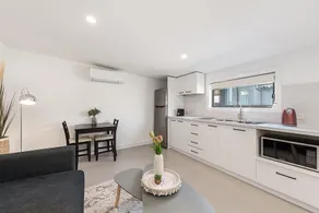 Comfy Studio near Racecourse, Dining & CBD Trains - Image 3