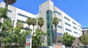 Spacious 3 bedroom unit with backyard and parking just 10 minutes from Rodeo Dr and attractions! - Image 4