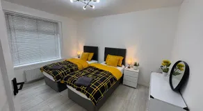 Cozy 3 Bed Home, Free Parking 8 min to City Centre - Image 2