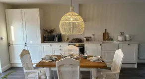 The Pelican Room-converted Cart Lodge near airport - Image 4