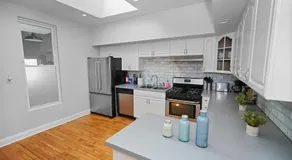 Modern 4BR Unit with Free Parking Near University of Illinois Chicago and Medical District - Image 5