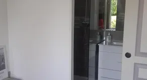 Chambre avec Salle de bain et WC privés et kit petit dejeuner - Image 5