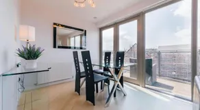 Modern 2 bedroom penthouse with free parking - Image 4