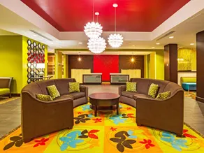La Quinta Inn & Suites by Wyndham Starkville at MSU - Image 3