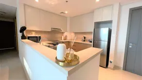 Luxurious Creek Harbour Apt with Balcony & View - Image 2