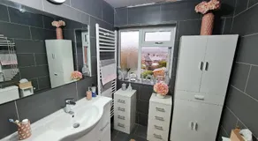 Exquisita habitación en casa de familia apropiada para familias con jardín | Vistas al jardín - Image 2
