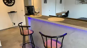 Grand studio très agréable avec bar, cuisine et terrasse - Image 3