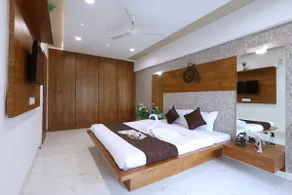 Spacious 3BR Home | 5km from Airport - Image 2