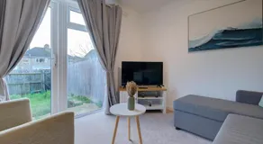 Stamford Central 2-Bed House with Free Parking - Image 2