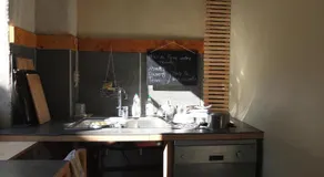 La Maison Rouge - Backpacker Hostel - Image 4