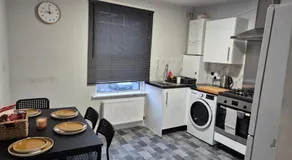 Modern Stylish Flat - Free Parking - Near London - Image 3