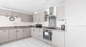2 BED & 2 BATH COSY APARTMENT SLOUGH- FREE PARKING - By Tempstay - Image 4