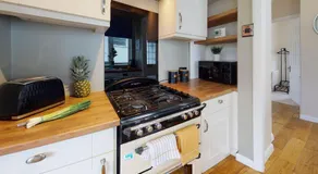 Contemporary 2 Bed Apartment With Private Garden - Image 4