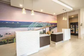 La Quinta Inn & Suites by Wyndham Memphis Downtown - Image 5