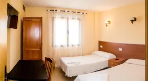 El Roble Hotel Restaurante - Image 2