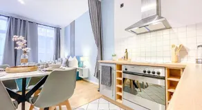 Ferienwohnung im Zentrum mit Infrarotkabine, kostenfreier Tiefgarage, Kingsize Betten und Balkon - Image 2
