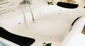 Habitación ideada para parejas con Jacuzzi, desayuno romántico y opción de cenas en su restaurante - Image 5