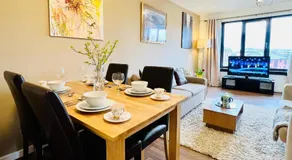Beautiful & Spacious 2-Bed Flat in City Centre with Free Parking - Image 3