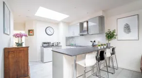1 bed Deluxe South London - Image 3