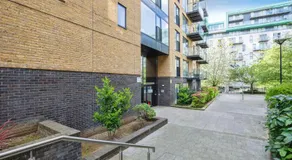 Luxury 2BDR close to station sleeps 5 - Image 3