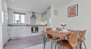 Stylish & Peaceful Bedford Apartment, FREE PARKING, Near M1 Motorway, LUXURY Condition Throughout, Sleeps 5 Guests - Image 2