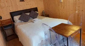 Pretty Garden Guest Suite with Private Balcony and In-suite - Image 2