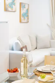 Luxurious and freshly renovated 2-bedroom Villa - Image 4