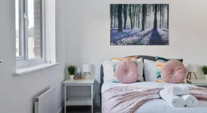 Strikingly Stylish Exeter Retreat - Modern 3-Bed - Image 2