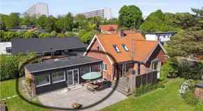 Cozy guesthouse with outdoor space - Image 4