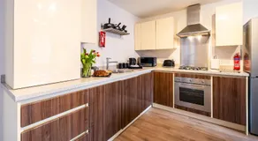 2-Bed Flat Near Shrewsbury Hospital, inc Parking - Pass the Keys - Image 3