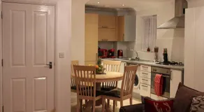 Apartment - Sleeps 2 - Parking - Station Close - Image 2
