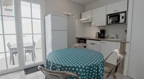 Appartement fonctionnel intra-muros avec cour et garage securise - FR-1-835-1 - Image 3