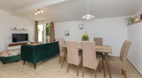 Courtyard seafront house - Image 3