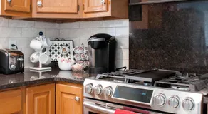 Cozy condo with yard and patio. Long-stay discount available - Image 5