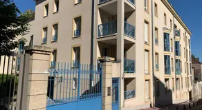 Superbe Appart Plein Centre avec Parking & Jardin - Image 3