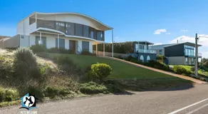 Architect Designed Beach House with Sweeping Views - Image 4