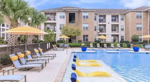 Sunny 2BR Magnolia Escape Pool Gym & Location - Image 2