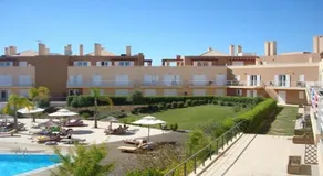 T2 Cabanas Gardens piscina e praia - Image 3